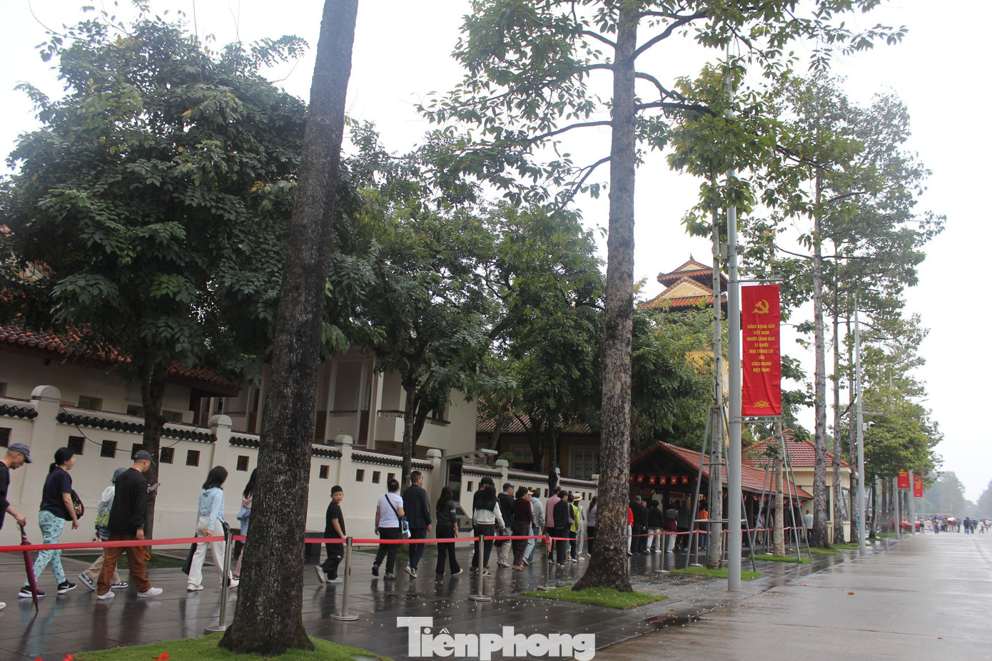 Dòng người xếp hàng, đội mưa du xuân Hà Nội mùng 6 Tết- Ảnh 8.