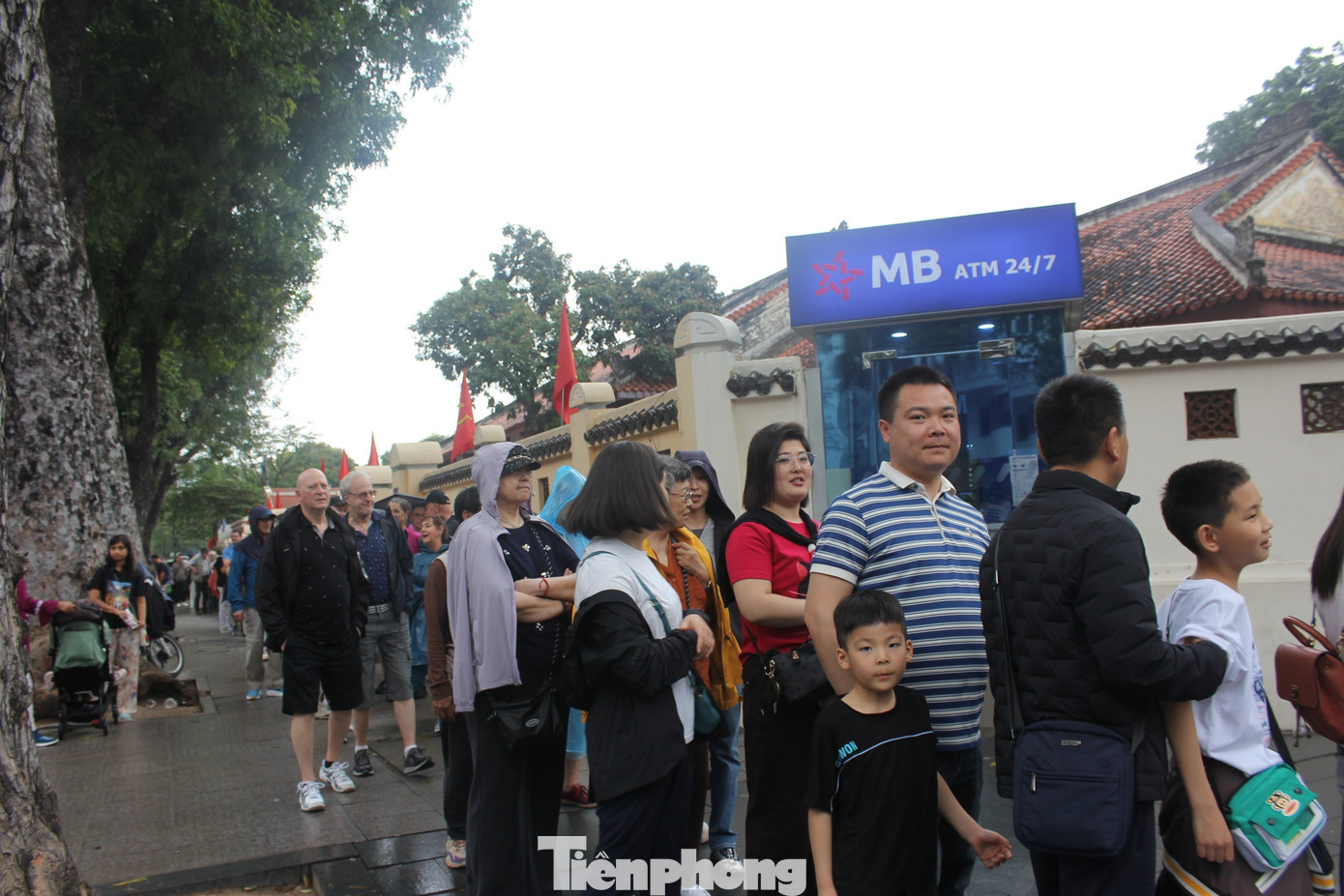 Dòng người xếp hàng, đội mưa du xuân Hà Nội mùng 6 Tết- Ảnh 9.