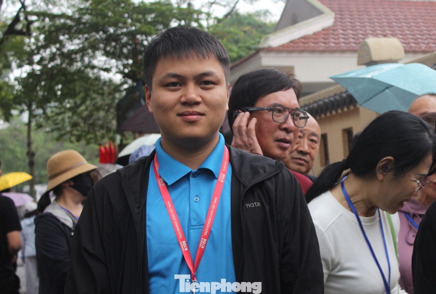 Dòng người xếp hàng, đội mưa du xuân Hà Nội mùng 6 Tết- Ảnh 10.