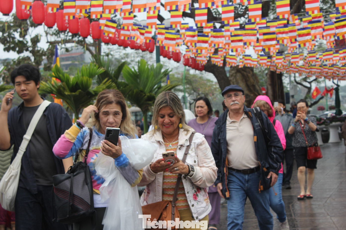 Dòng người xếp hàng, đội mưa du xuân Hà Nội mùng 6 Tết- Ảnh 11.