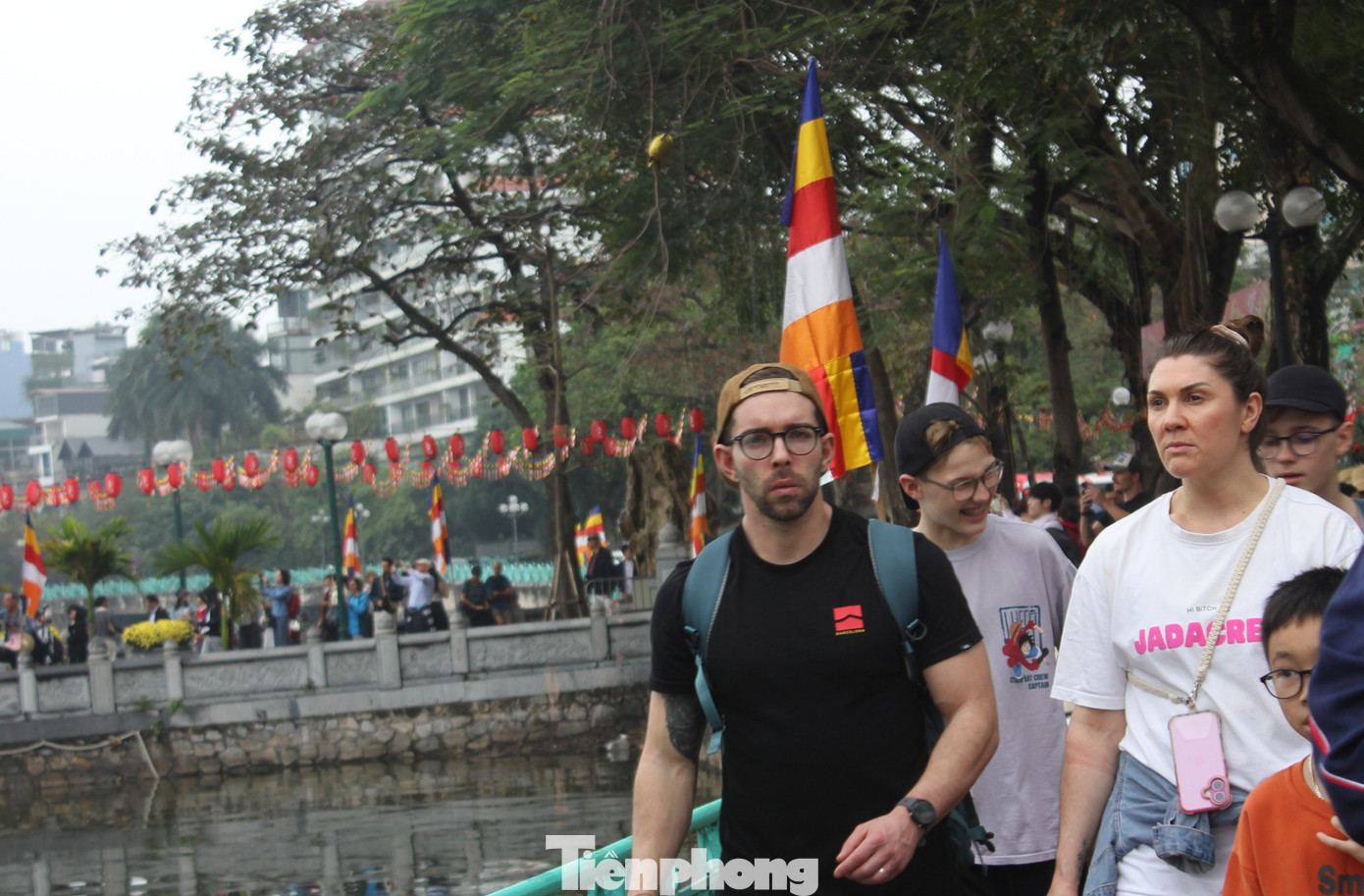 Dòng người xếp hàng, đội mưa du xuân Hà Nội mùng 6 Tết- Ảnh 12.