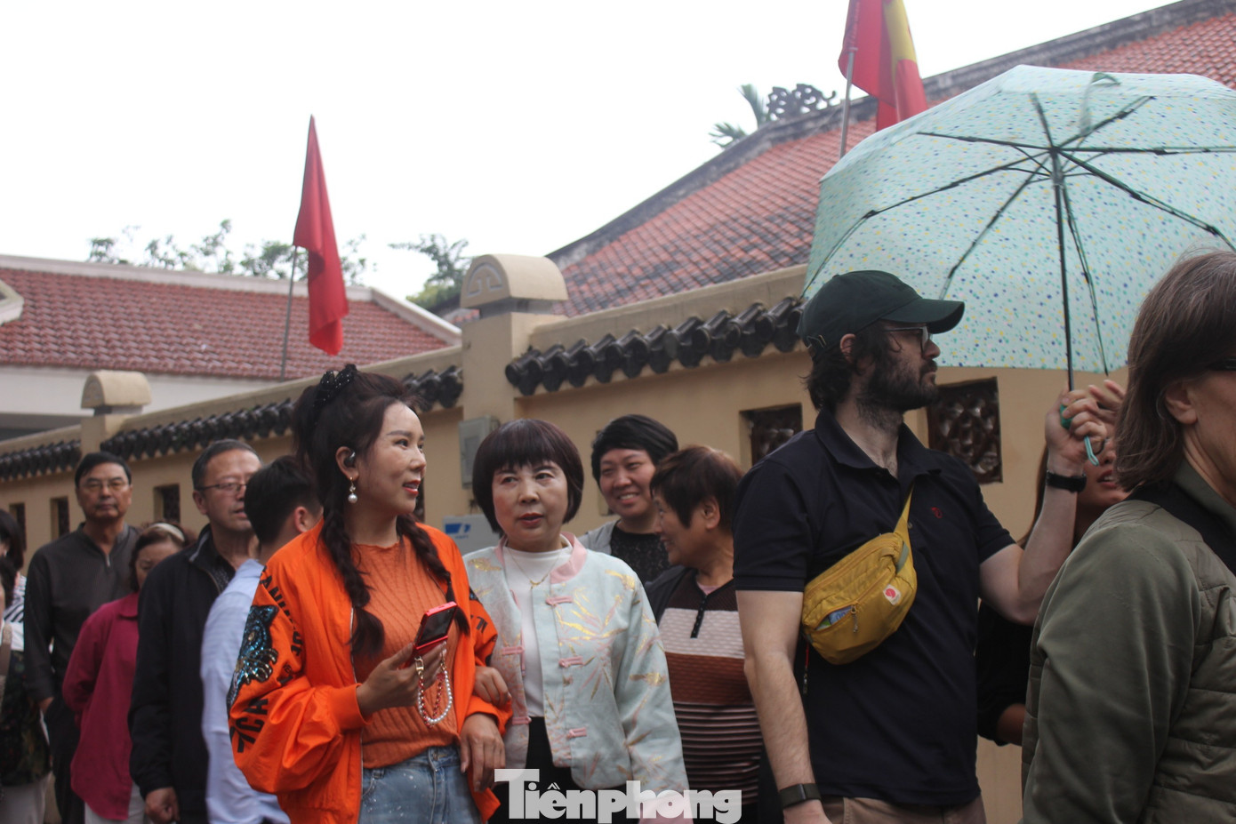 Dòng người xếp hàng, đội mưa du xuân Hà Nội mùng 6 Tết- Ảnh 13.