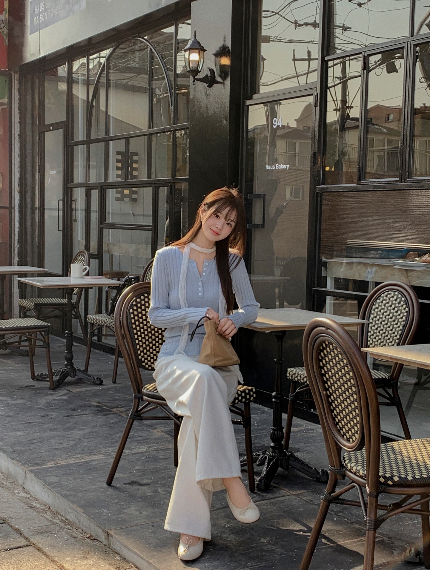 5 cách mix đồ cho người mê quần dài hơn váy, ra Tết áp dụng lại càng đẹp- Ảnh 9.