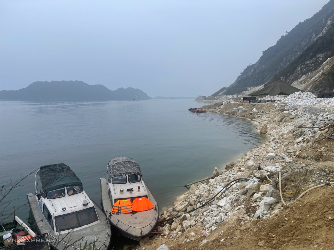 Lực lượng chức năng huy động nhiều tàu thuyền để tìm kiếm nạn nhân mất tích. Ảnh: Việt An