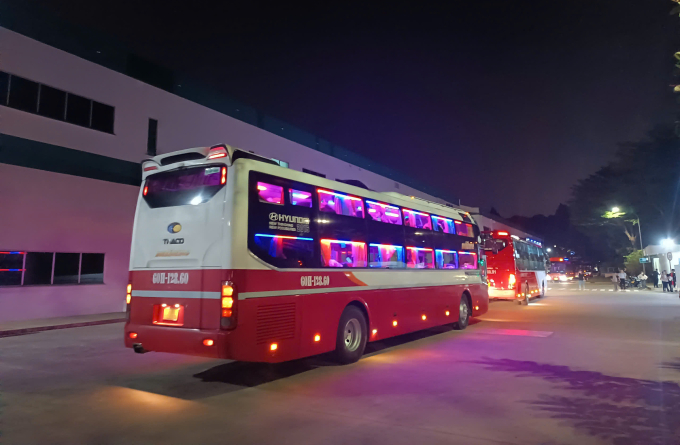 Xe chở công nhân Nidec về tới nhà máy mùng 6 Tết. Ảnh: An Phương