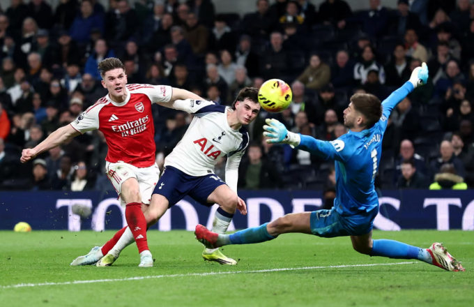 Viktor Gyokeres ấn định chiến thắng 4-1. Ảnh: Reuters