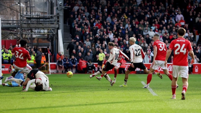 Mac Allister (số 10) đệm bóng ghi bàn ở trận gặp Nottingham Forest, trên sân City Ground, Nottingham, Anh hôm 22/2. Ảnh: Reuters