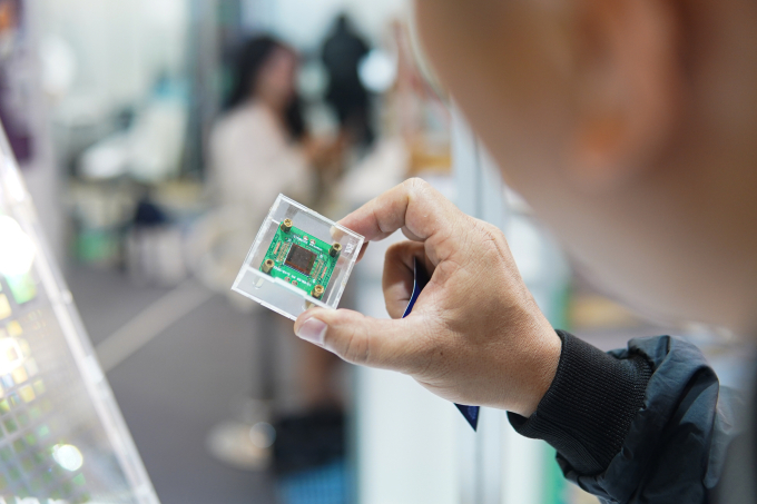 Chip bán dẫn và linh kiện điện tử do Việt Nam phát triển, trưng bày tại triển lãm bán dẫn SEMIEXPO Vietnam 2025, tháng 11/2025. Ảnh: Lưu Quý