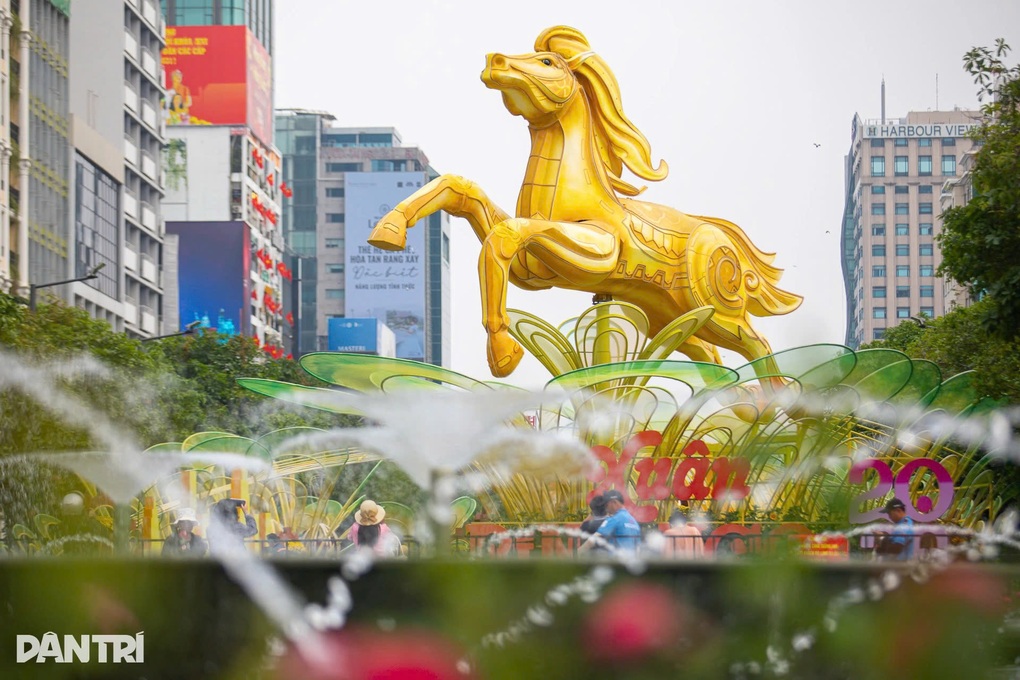 Hút 4,3 triệu lượt khách trong 9 ngày, TPHCM thu hơn 12.000 tỷ đồng dịp Tết - 3