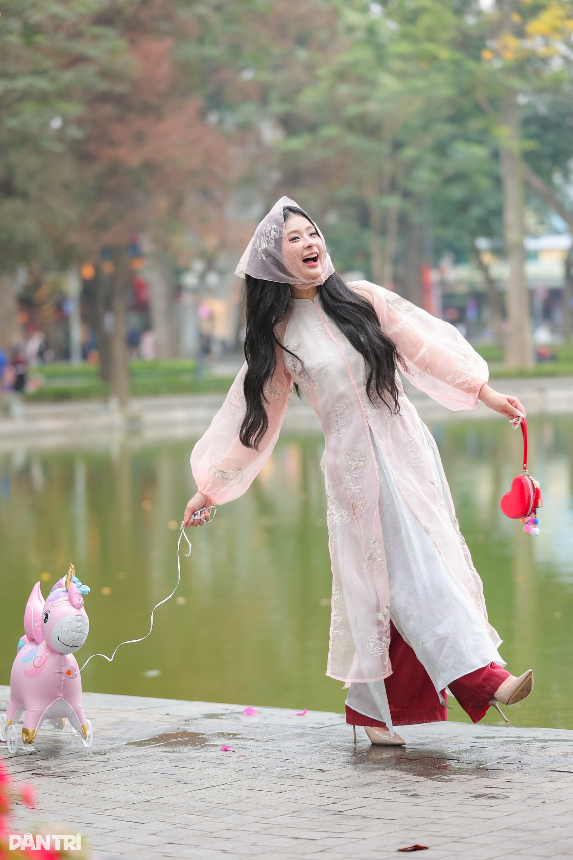 Con gái ông trùm phim “Cách em 1 milimet” gây bất ngờ với hình ảnh đời thực - 3 Con gái ông trùm phim “Cách em 1 milimet” gây bất ngờ với hình ảnh đời thực - 3