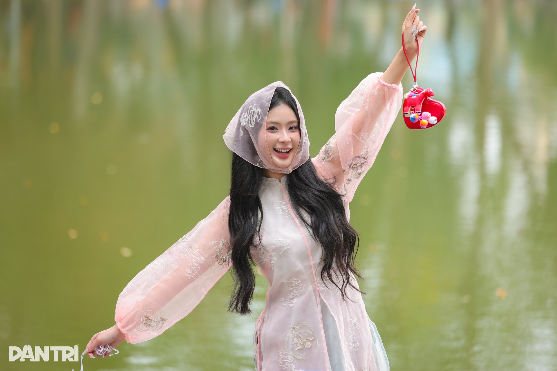 Con gái ông trùm phim “Cách em 1 milimet” gây bất ngờ với hình ảnh đời thực - 4 Con gái ông trùm phim “Cách em 1 milimet” gây bất ngờ với hình ảnh đời thực - 4