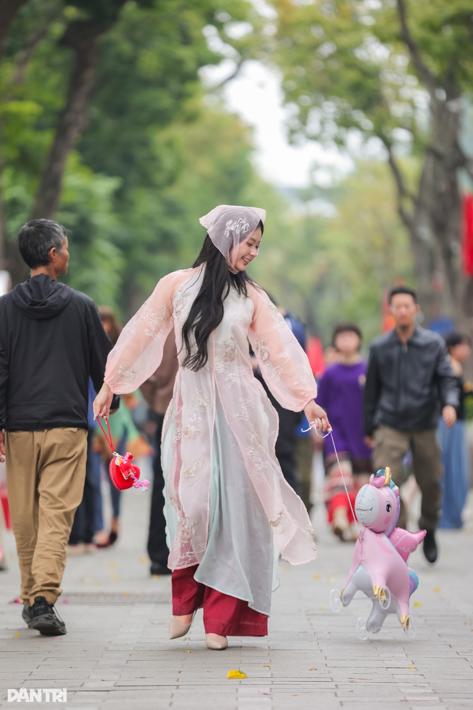 Con gái ông trùm phim “Cách em 1 milimet” gây bất ngờ với hình ảnh đời thực - 8 Con gái ông trùm phim “Cách em 1 milimet” gây bất ngờ với hình ảnh đời thực - 8