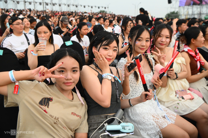 Fan chờ xem concert Anh trai vượt ngàn chông gai ngày 14/6 tại Hưng Yên. Ảnh: Giang Huy