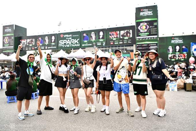 Fan xem concert G-Dragon ở Sân vận động Mỹ Đình tháng 11/2025. Ảnh: Giang Huy