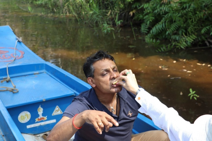 Du khách mê trải nghiệm ăn ong giữa rừng Cà Mau 9 “Tôi ấn tượng vì Cà Mau không chỉ có cảnh quan thiên nhiên đẹp, bà con nơi đây cũng rất dễ thương và mến khách. Khi về Hà Nội hay quê chồng ở Hà Lan, tôi sẽ giới thiệu với bạn bè hãy đến Cà Mau trải nghiệm ăn ong và thưởng thức mật giữa rừng vì nó rất tuyệt”, chị Vân nói và cho biết sẽ mua mật ong rừng về làm quà.