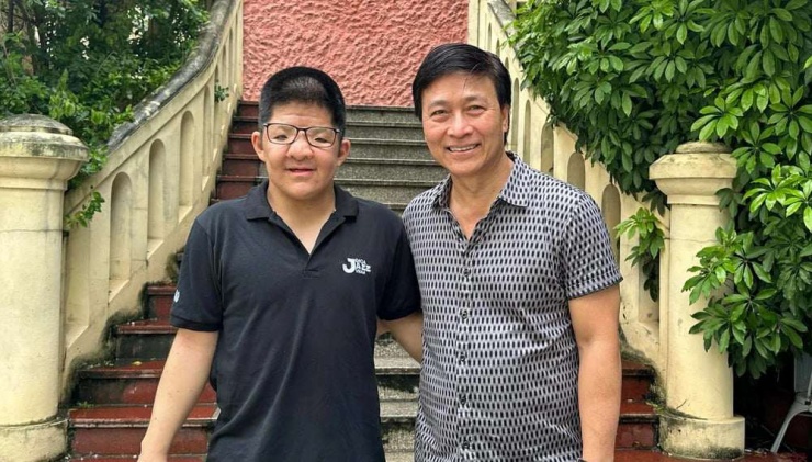 Nghệ sĩ Ưu tú Quốc Tuấn luôn đồng hành cũng con trai. Ảnh: FBNV