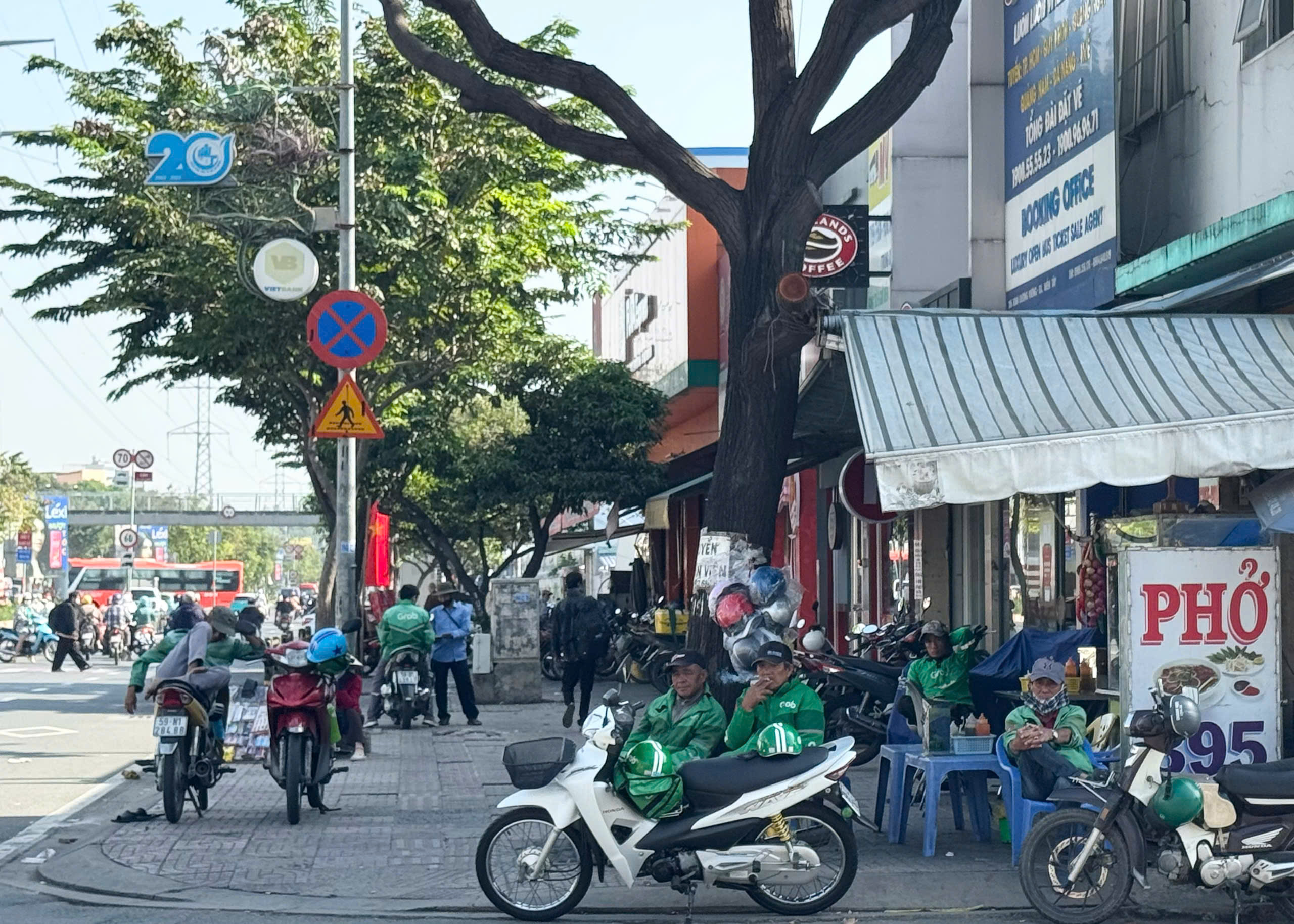 Xe ôm và 'bão' xe công nghệ ở TP.HCM: Phận đời cố giữ 'cần câu cuối'- Ảnh 2.