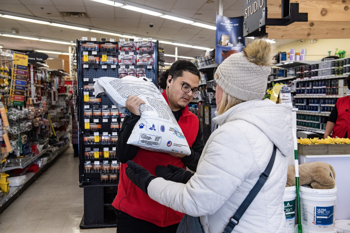 Nhân viên cửa hàng bán đồ kim khí ở Boston, Massachusetts, giúp khách hàng đưa bao muối ra khỏi cửa hàng hôm 22/2. Ảnh: AFP