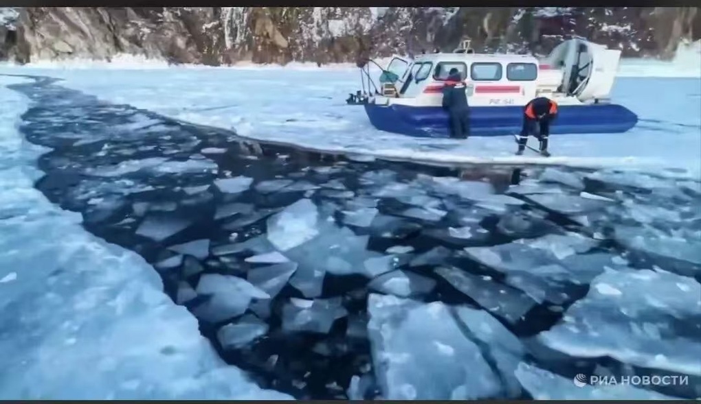 Khoảnh khắc băng vỡ làm ô tô rơi xuống hồ sâu nhất thế giới ở Nga - 2