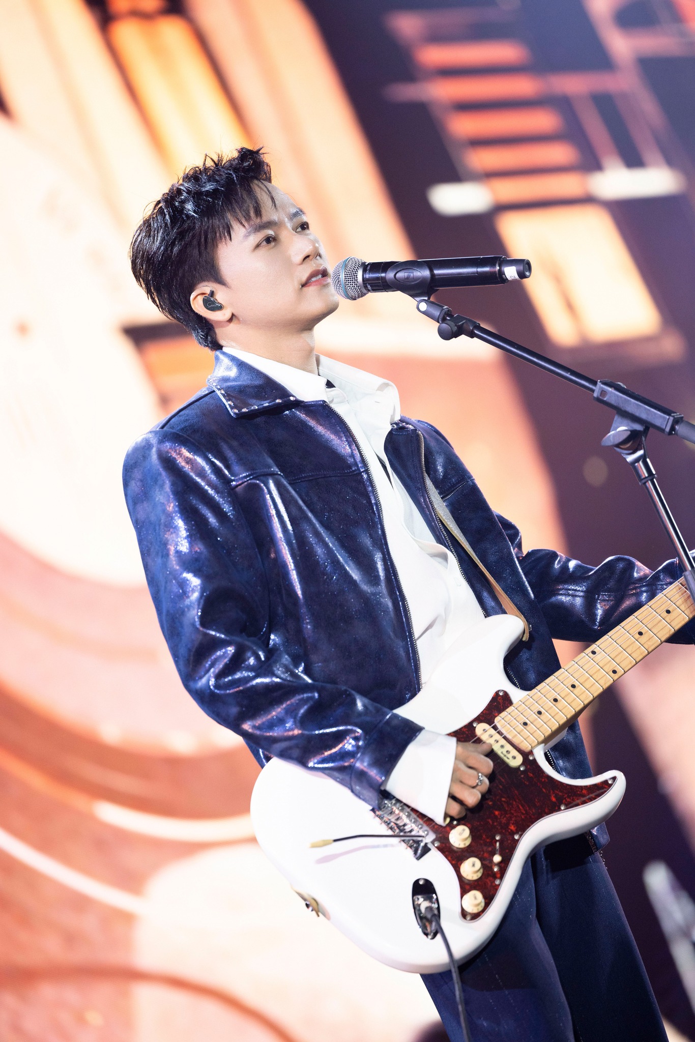 Nhận không ra nhạc sĩ đắt show nhất Việt Nam đi “chạy show” Tết- Ảnh 4.