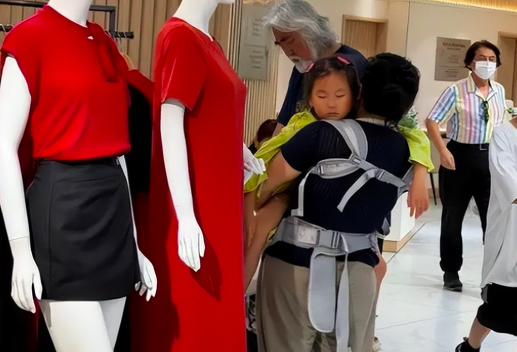 Đạo diễn Trương Kỷ Trung đưa vợ kém 31 tuổi sang Việt Nam du lịch dịp Tết - 2