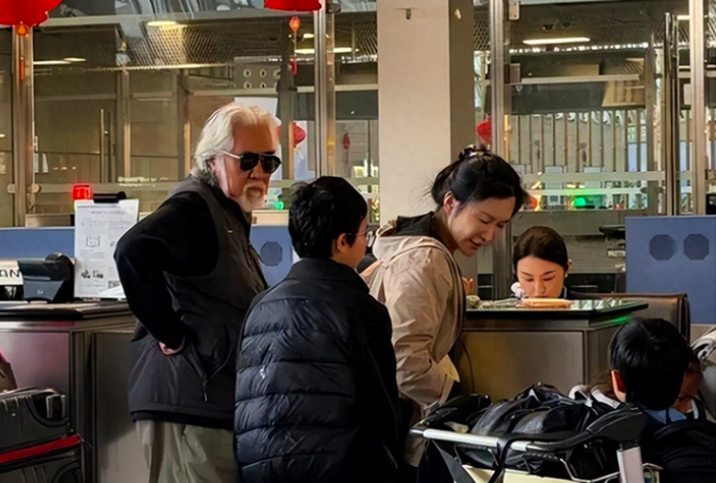 Đạo diễn Trương Kỷ Trung đưa vợ kém 31 tuổi sang Việt Nam du lịch dịp Tết - 4