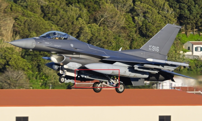 Tiêm kích F-16CJ Mỹ với cụm thiết bị Mèo giận dữ (khoanh đỏ) hạ cánh xuống đảo Terceira ngày 17/2. Ảnh: X/blocksixtynine