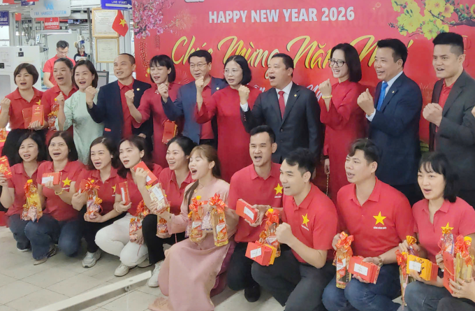 Lao động phấn khởi ngày đầu tiên trở lại đi làm sau Tết Bính Ngọ. Ảnh: Phong Linh