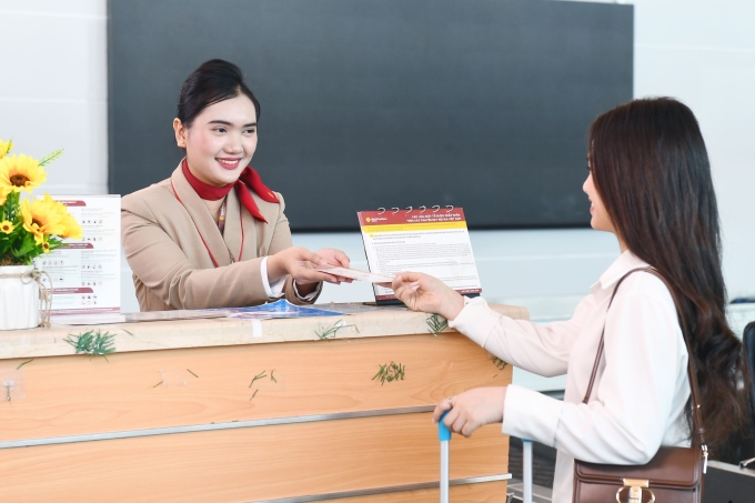 Nhân viên Sun PhuQuoc Airways check-in phục vụ khách dịp Tết. Ảnh: Sun Group