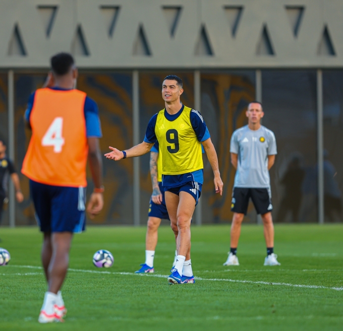 Ronaldo (giữa) hào hứng trên sân tập cùng Al Nassr ngày 20/2. Ảnh: Al Nassr
