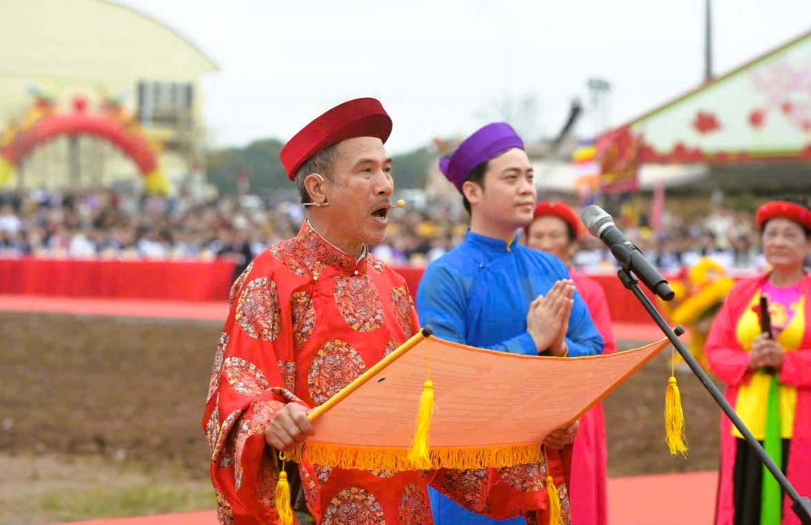 Bí thư Ninh Bình xuống đồng đi cày ở lễ hội Tịch điền 2026 2 Bí thư Ninh Bình xuống đồng đi cày ở lễ hội Tịch điền 2026 - Ảnh 2.