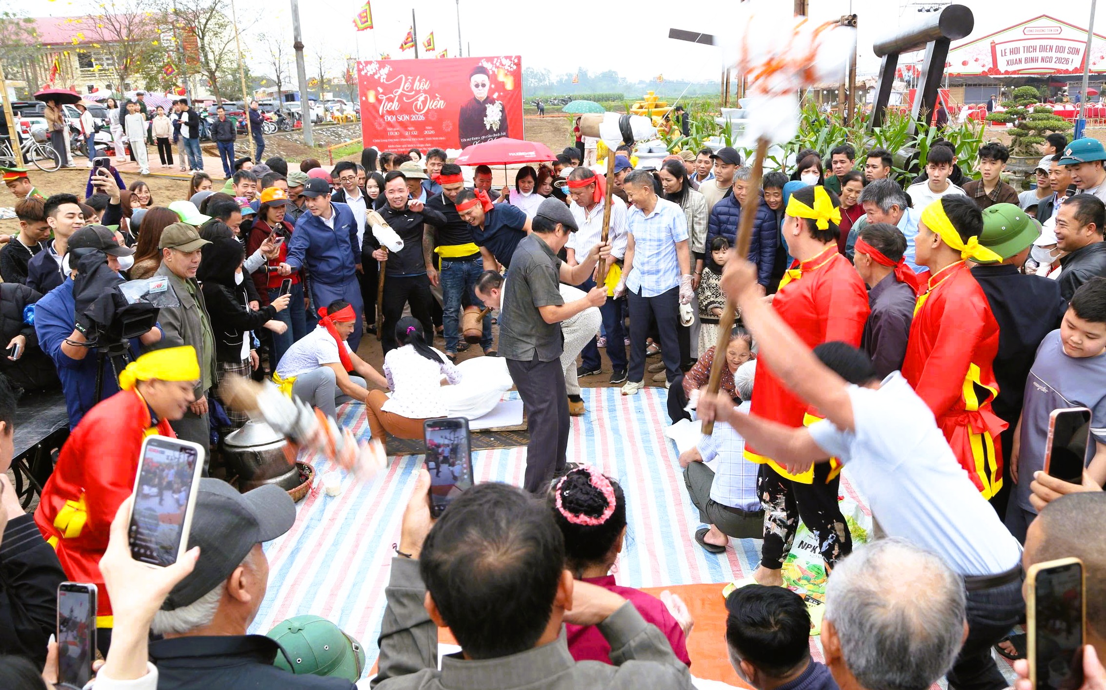 Bí thư Ninh Bình xuống đồng đi cày ở lễ hội Tịch điền 2026 4 Bí thư Ninh Bình xuống đồng đi cày ở lễ hội Tịch điền 2026 - Ảnh 4.