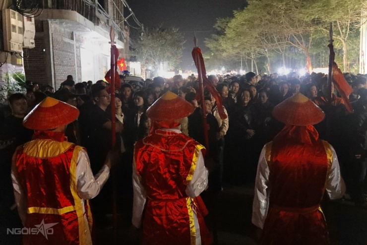 Phiên chợ Âm Dương cạnh nghĩa trang chỉ họp một đêm trong năm - 2