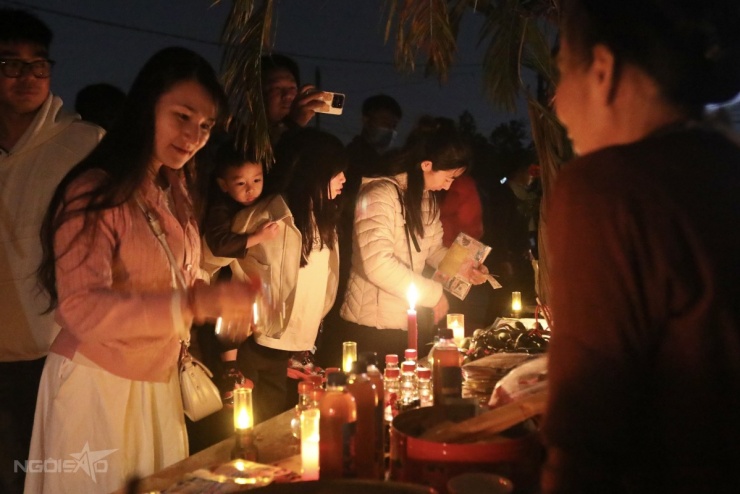 Phiên chợ Âm Dương cạnh nghĩa trang chỉ họp một đêm trong năm - 4