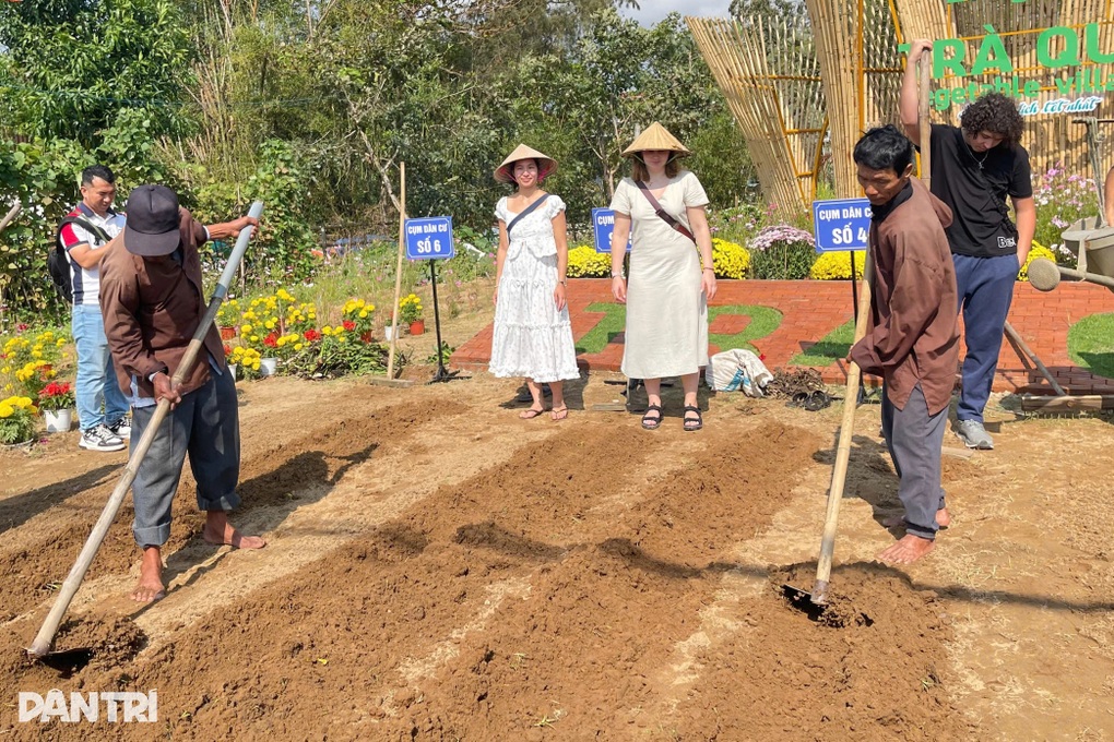 Du khách cuốc đất ở làng du lịch tốt nhất thế giới - 2