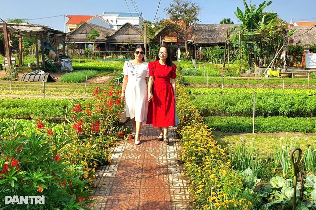 Du khách cuốc đất ở làng du lịch tốt nhất thế giới - 3