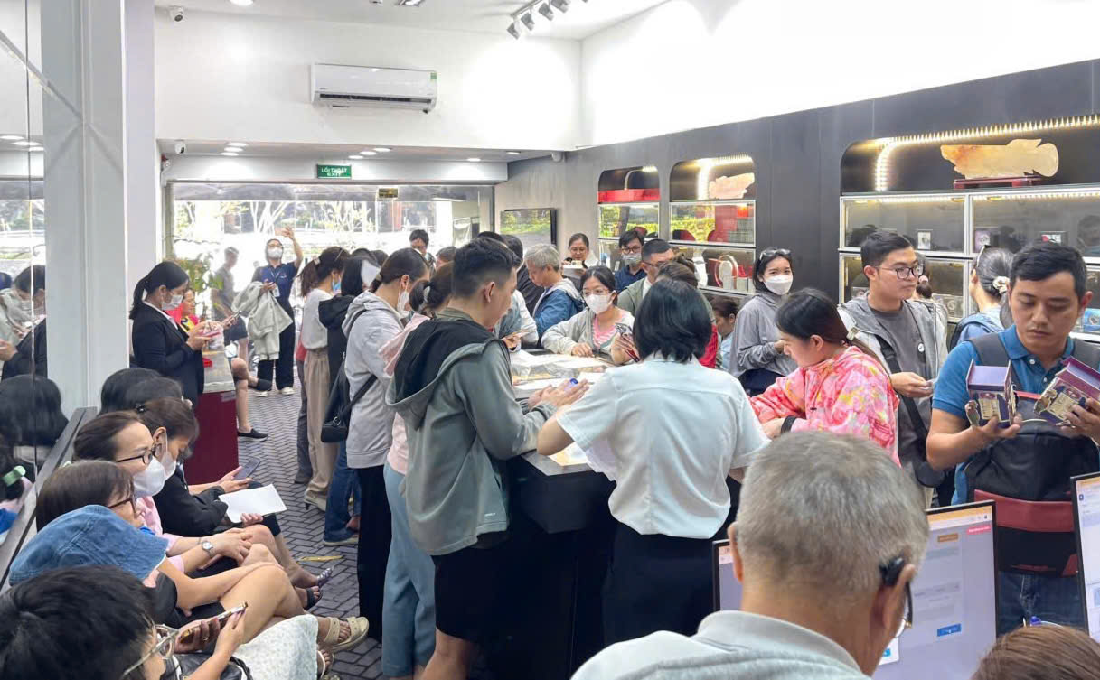 Người dân TPHCM đổ xô mua vàng, bạc, gửi tiết kiệm ngay ngày làm việc đầu năm- Ảnh 3.