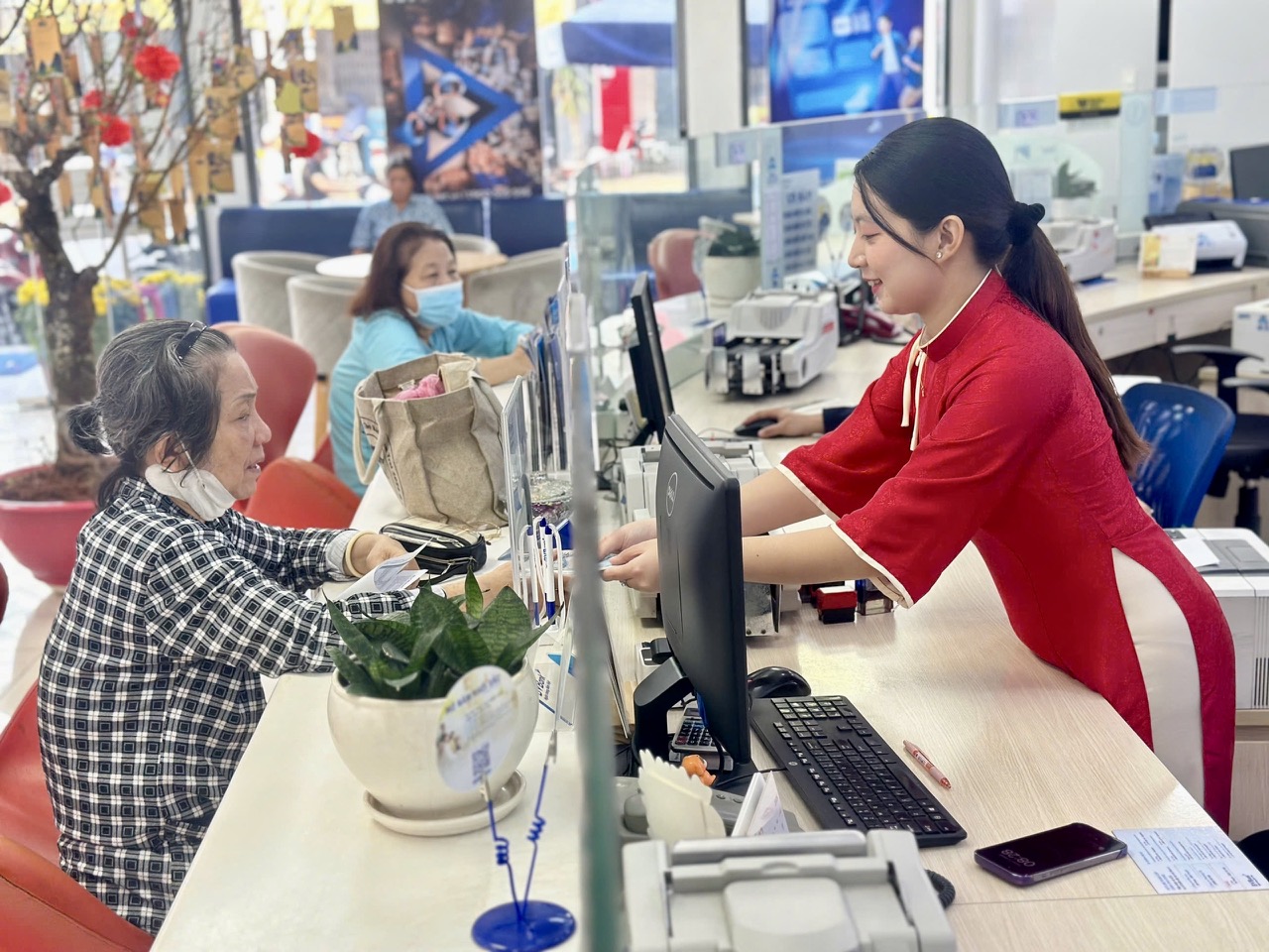 Người dân TPHCM đổ xô mua vàng, bạc, gửi tiết kiệm ngay ngày làm việc đầu năm- Ảnh 5.