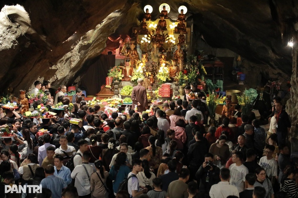 Vòi tiền khách ở chùa Hương, nữ lái đò bị đình chỉ đến hết mùa lễ hội - 2