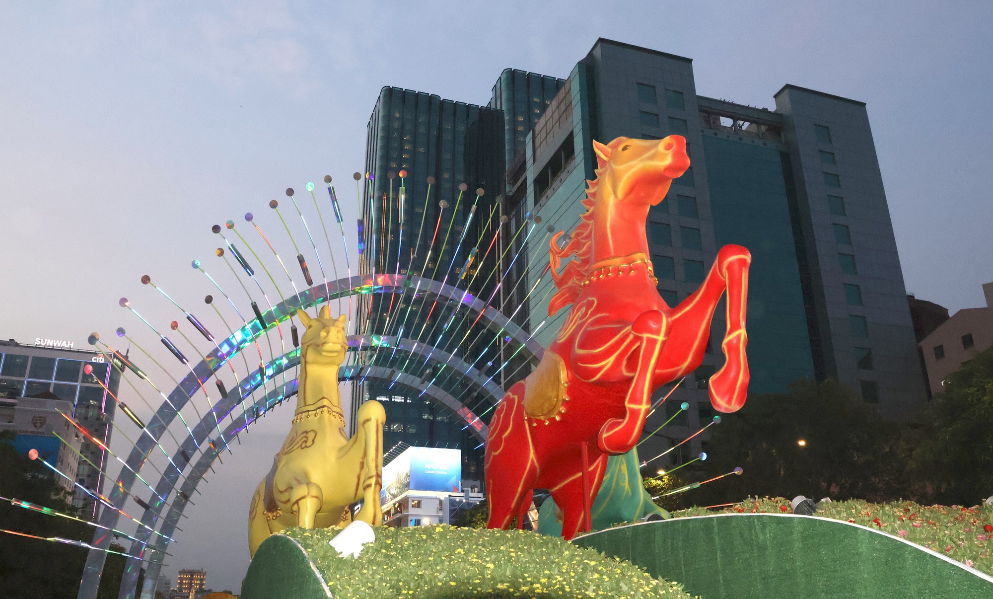 Đường hoa Nguyễn Huệ giữ lại hai đại cảnh thêm một tháng- Ảnh 2.