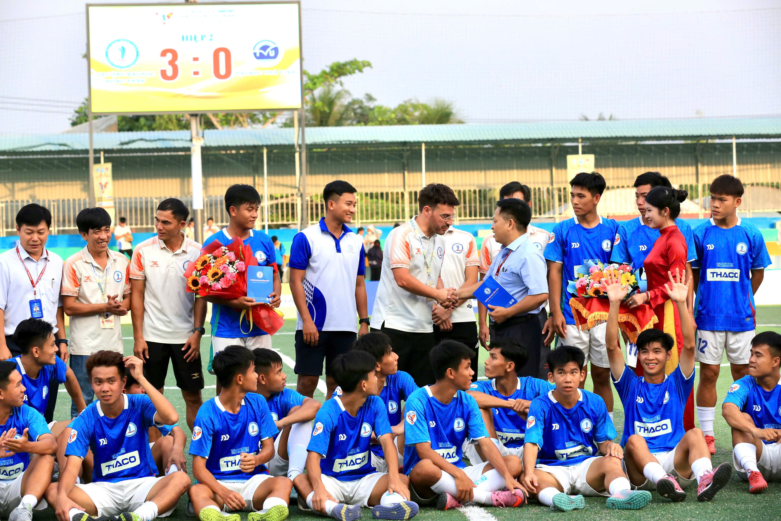 HLV châu Âu dẫn dắt đội bóng miền Tây dự VCK TNSV THACO cup 2026- Ảnh 3.