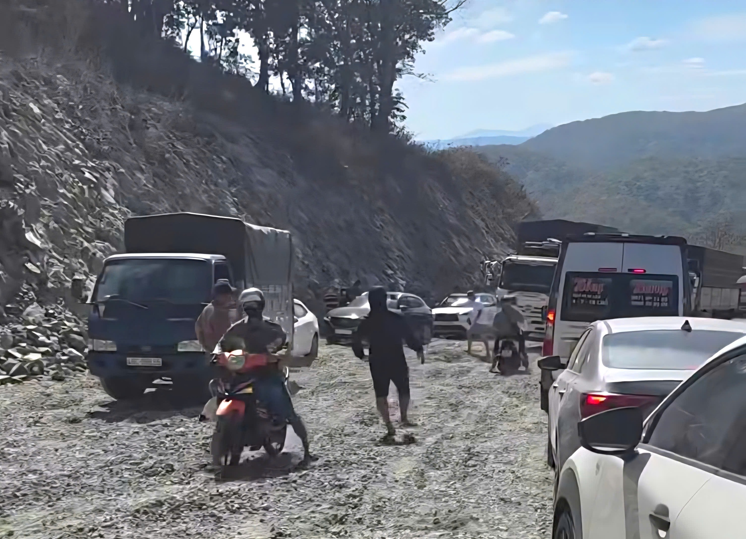 Quốc lộ 28B ám ảnh tài xế và du khách trong dịp Tết Bính Ngọ 2026 - Ảnh 2. Quốc lộ 28B ám ảnh tài xế và du khách trong dịp Tết Bính Ngọ 2026 - Ảnh 2.