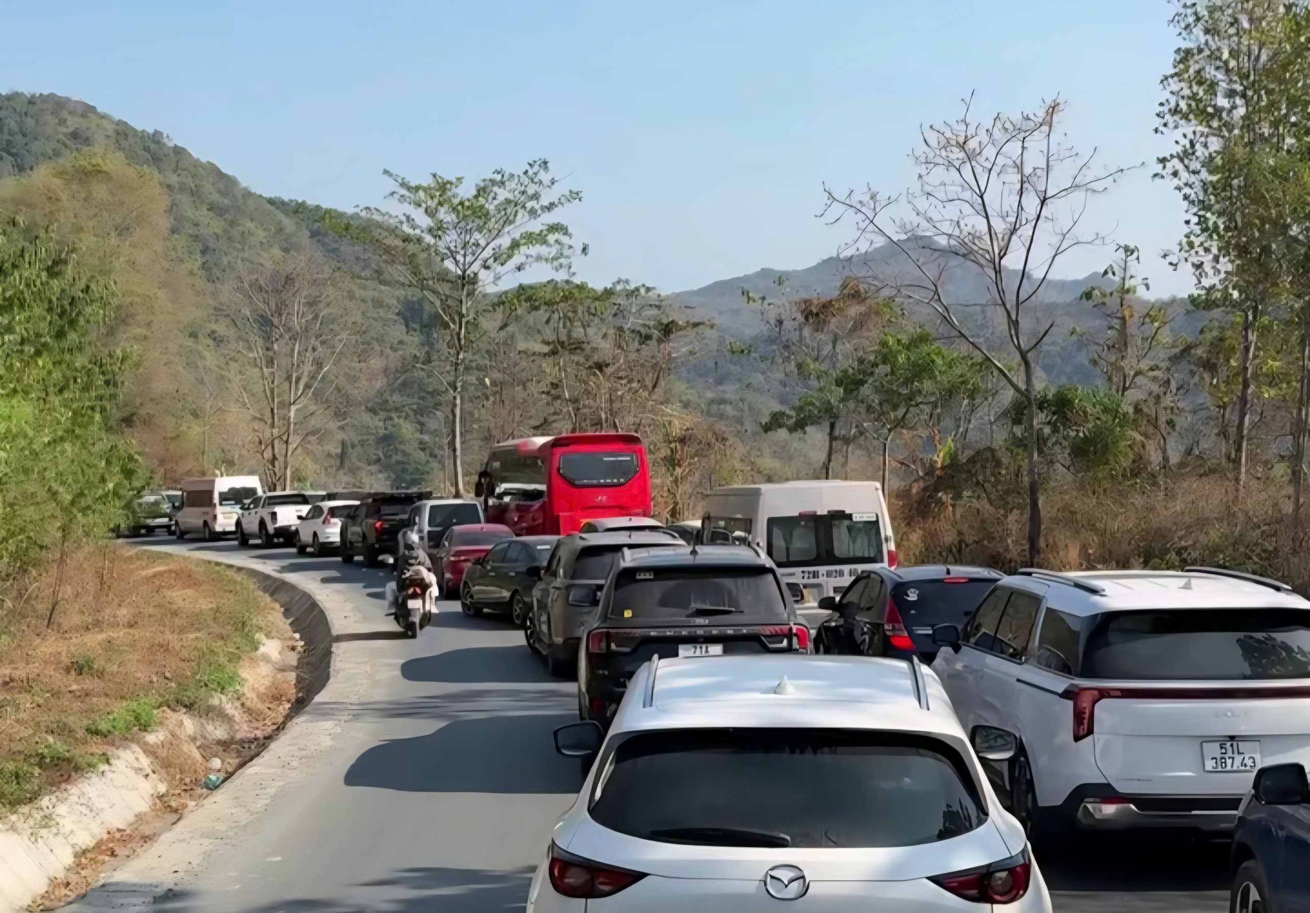 Quốc lộ 28B ám ảnh tài xế và du khách trong dịp Tết Bính Ngọ 2026 - Ảnh 5. Quốc lộ 28B ám ảnh tài xế và du khách trong dịp Tết Bính Ngọ 2026 - Ảnh 5.