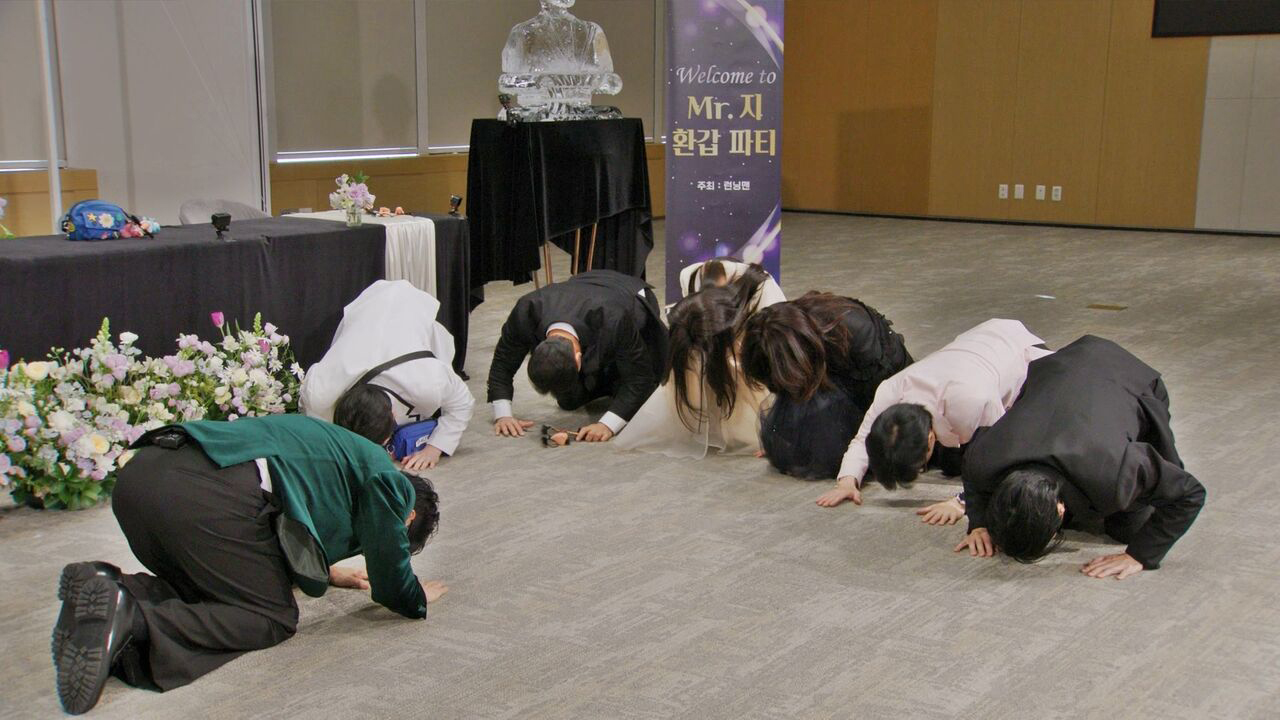 Cảnh tượng lạ cả dàn sao Running Man quỳ lạy khóc lóc thảm thiết trên sóng truyền hình- Ảnh 3.