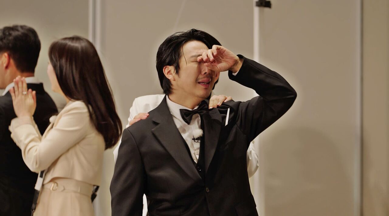 Cảnh tượng lạ cả dàn sao Running Man quỳ lạy khóc lóc thảm thiết trên sóng truyền hình- Ảnh 5.