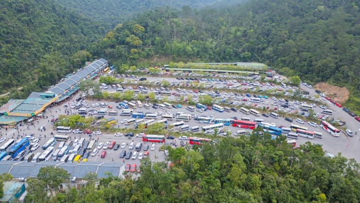 Tại Yên Tử, Quảng Ninh, hàng dài phương tiện nối đuôi kín khu vực Hạ Kiệu (ảnh trước) từ 4h sáng ngày 21/2. Đến khoảng 8h, bến xe Hạ Kiệu quá tải. Trong 5 ngày Tết, Yên Tử ước tính đón khoảng 130.000 lượt khách. Ảnh: Uông Bí 24h