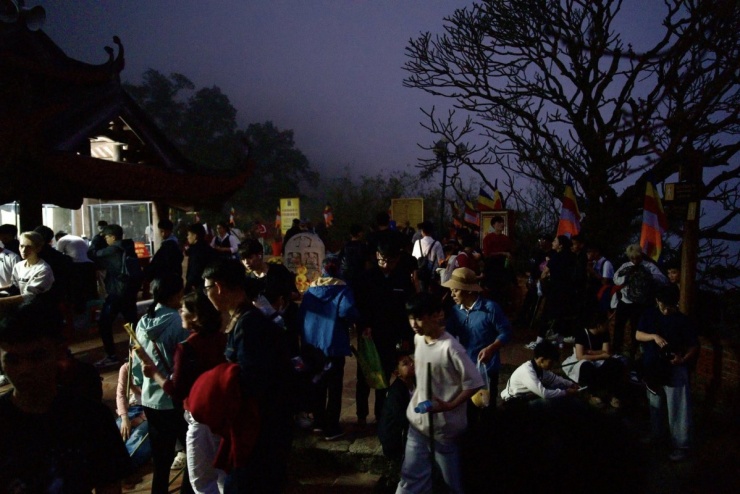 Dòng người hành hương từ lúc trời còn tối, từng đoàn nối dài từ khu vực cổng vào cho tới các điểm chờ lên núi.