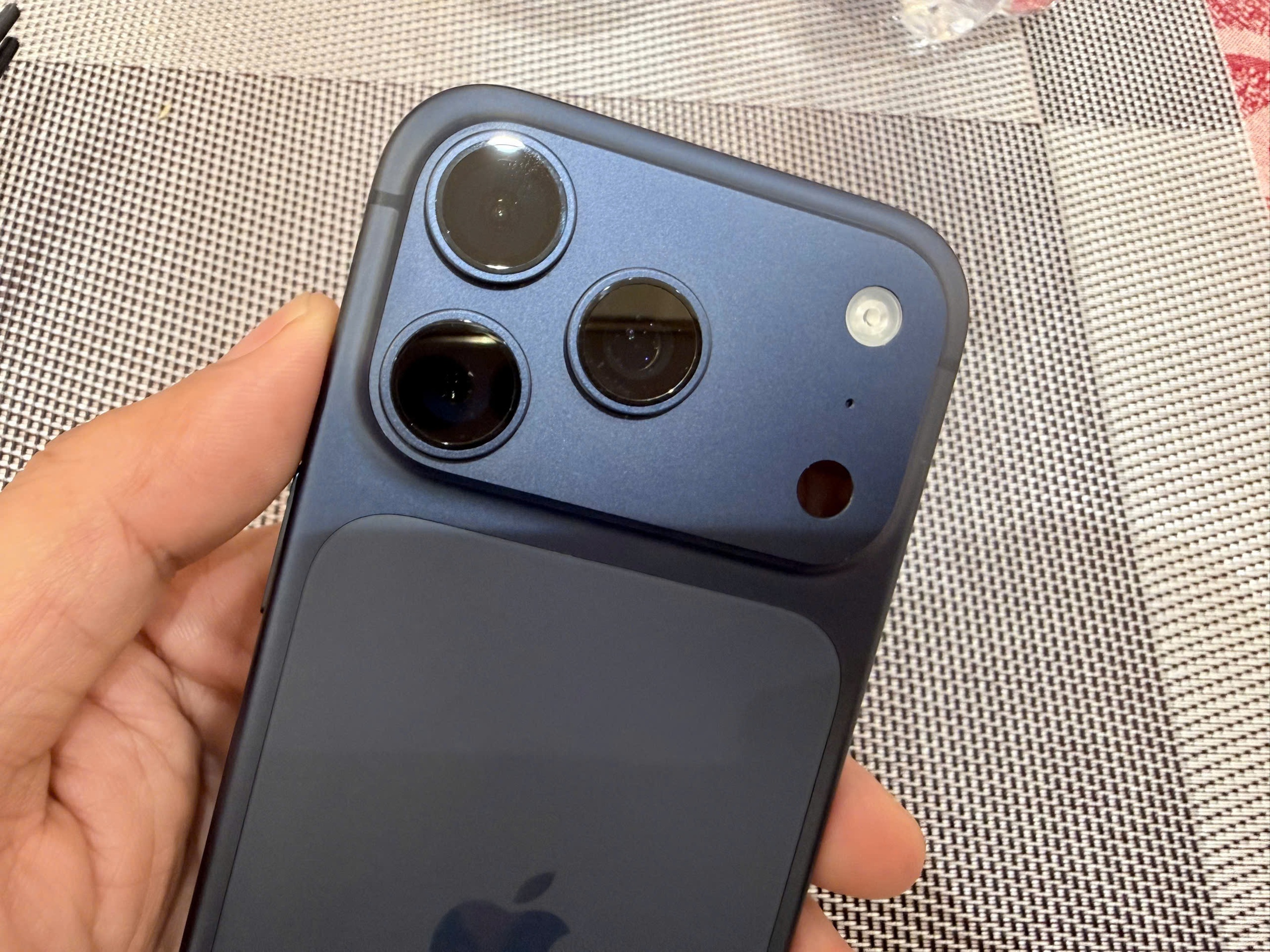 Điều gì khiến Apple quay lưng với titan chỉ sau 2 năm? - Ảnh 2.