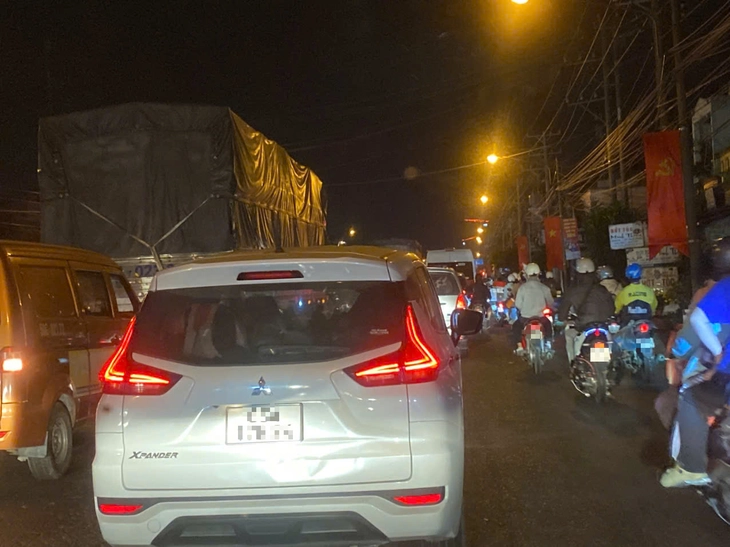 120km đi hơn 8 tiếng, nỗi 'ám ảnh' kẹt xe trên đường trở lại TP.HCM 2 kẹt xe - Ảnh 2.