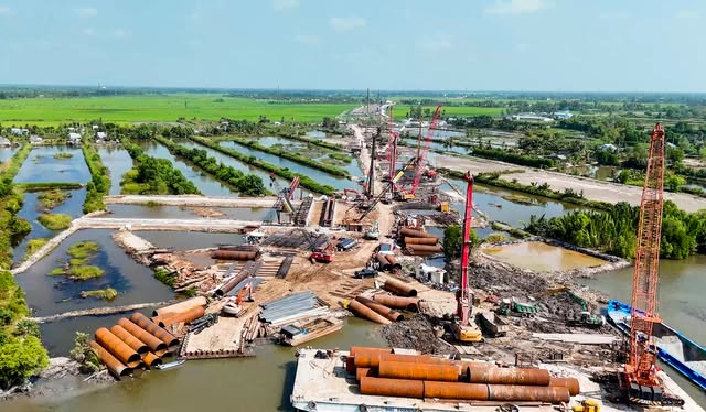 Bí thư thúc tăng tốc cao tốc, sân bay Cà Mau giữa áp lực vật liệu lớn - Ảnh 3. Bí thư thúc tăng tốc cao tốc, sân bay Cà Mau giữa áp lực vật liệu lớn - Ảnh 3.